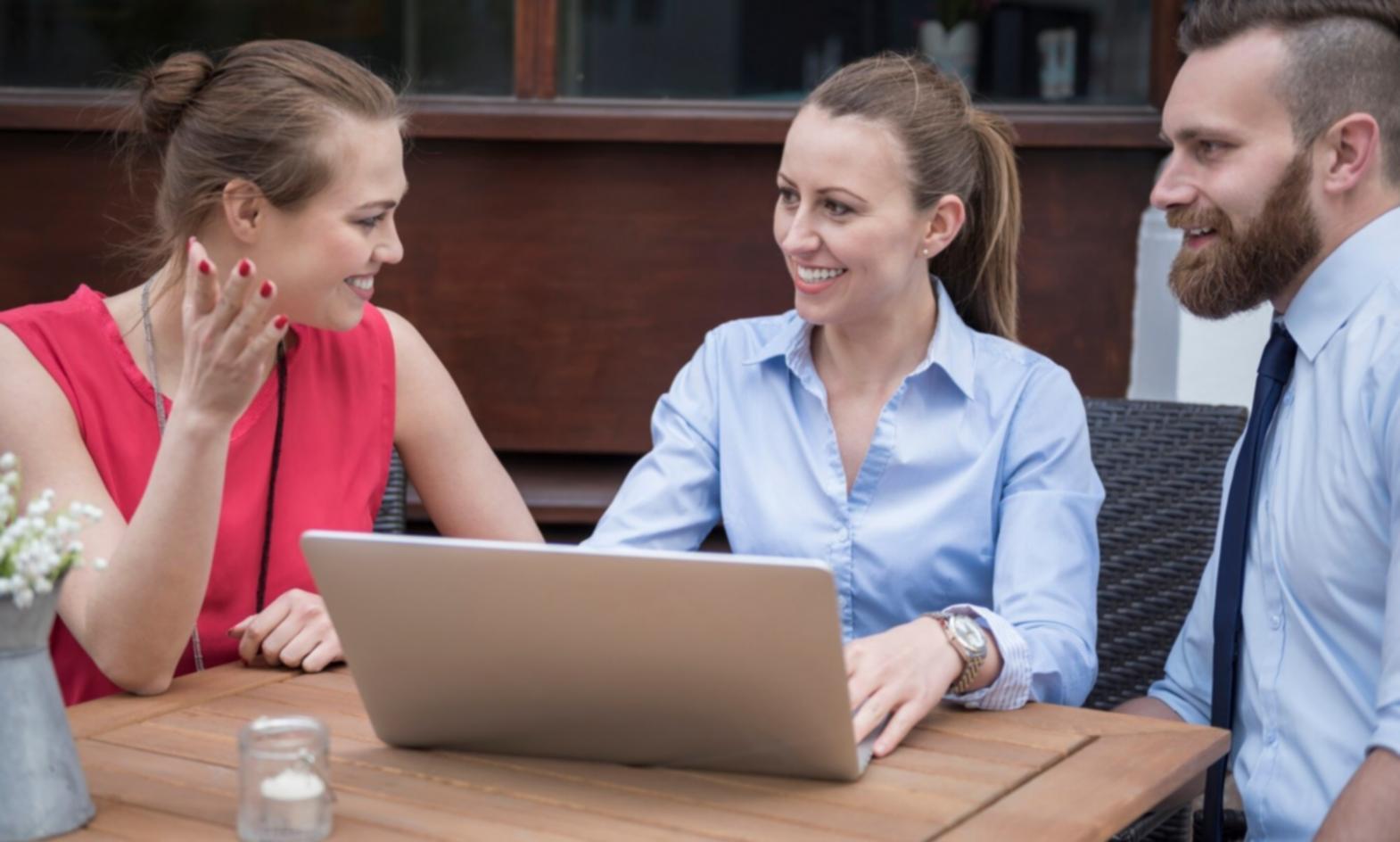 Marlene bei der Arbeit am ersten Budgetplan für einen Klienten